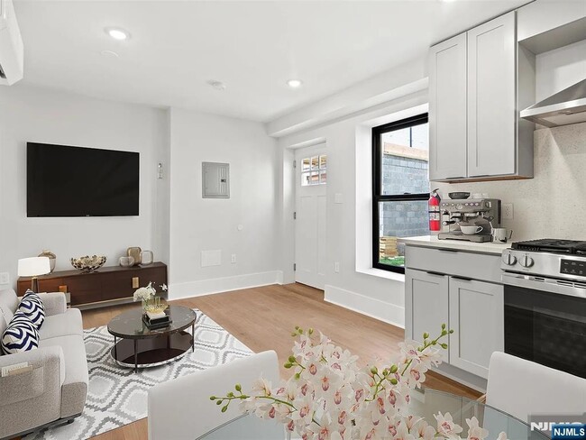 Building Photo - 13 Manhattan Ave Unit 13 Rental