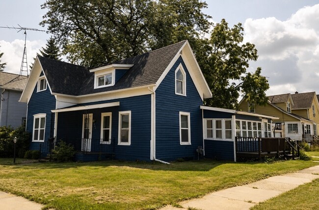Building Photo - 446 Thomas St