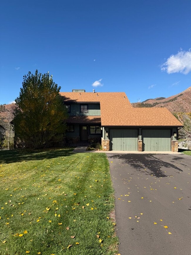 Building Photo - 3 Bedroom 2.5 Bath Home with 2 Car Garage ...