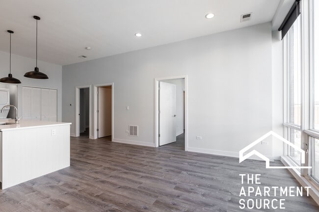 Photo - 2247 W Lawrence Ave