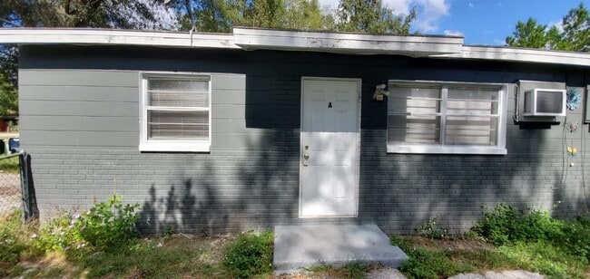 Building Photo - Upgraded 2/1 in Tampa- READY NOW!! Unit A