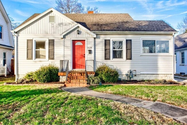 Building Photo - 2 Bedroom Full of Character