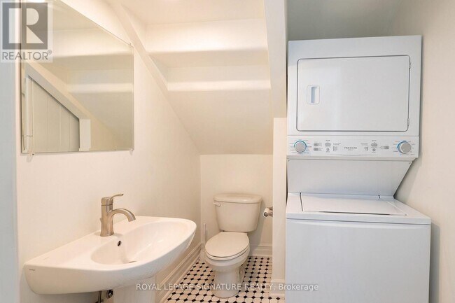 Photo - 395 Clinton St