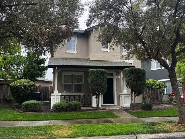 Building Photo - Beautiful and spacious 4 bedroom/ 2.5 bathroom home