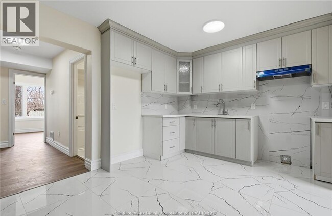 Photo - 435 Caron Ave