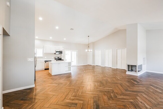 Photo - 1214 E Greenway Cir