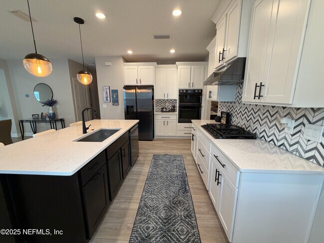 Photo - 72 Tarbert Ln