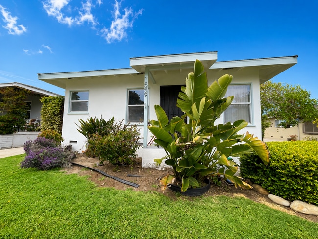 Building Photo - Ventura Duplex on Quiet Street Unit 1559