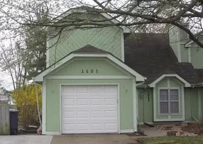 Building Photo - Charming 3 Bed / 2 Bath Home with Fenced Y...