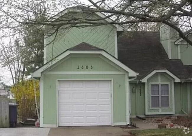 Building Photo - Charming 3 Bed / 2 Bath Home with Fenced Y...