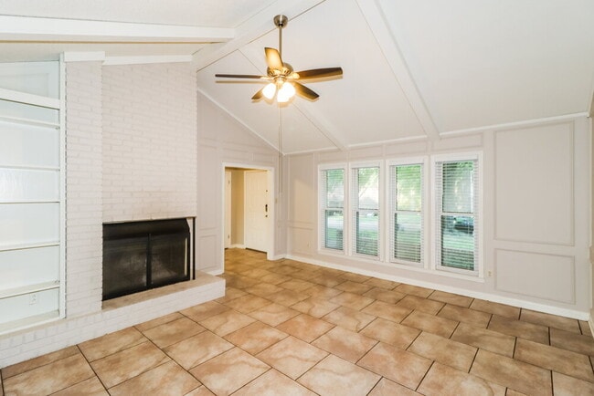 2209 Burlingate Dr