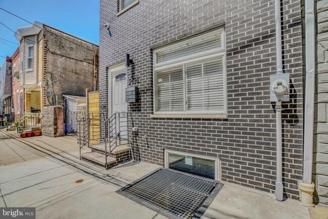 Building Photo - 2832 Edgemont St Rental