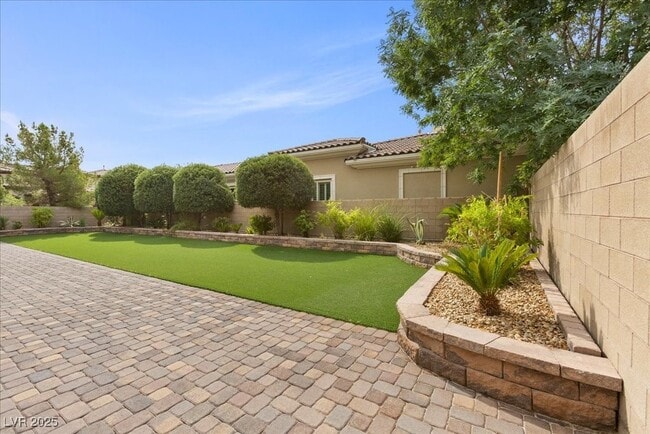 Building Photo - 11 Carolina Cherry Dr