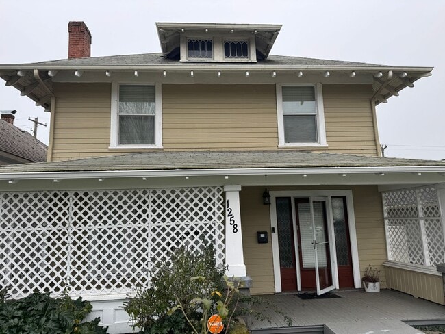 Building Photo - Charming 4 bedroom home