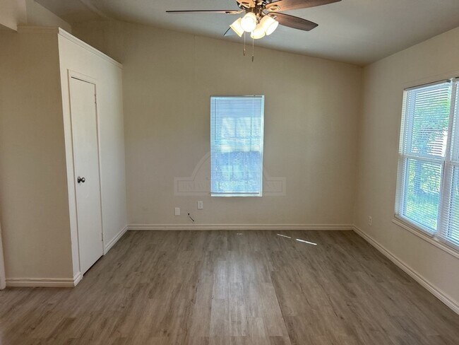 Photo - 912 Southside Dr