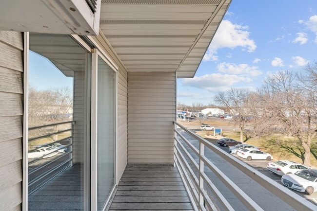 Two Bedroom C - 2 Bed / 2 Bath - 950 Sq.Ft. - Wyndemere Apartments