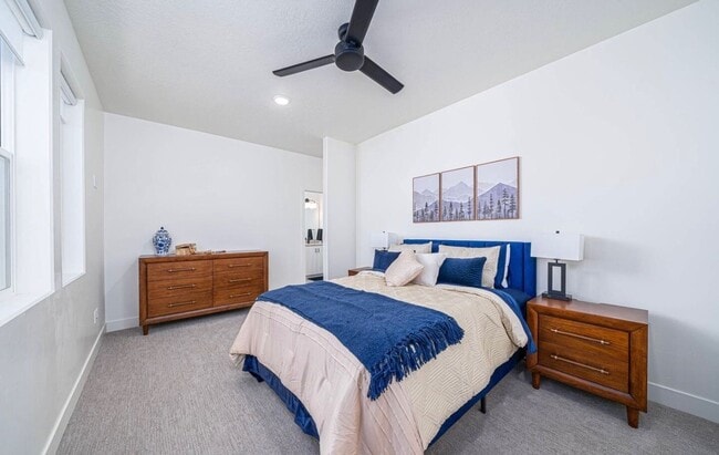 Building Photo - Charming Townhomes with private rooms