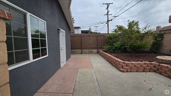 Building Photo - MACKINNON Unit - Rental
