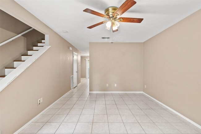 Building Photo - 2521 Crosstimbers Dr Unit J5 Rental