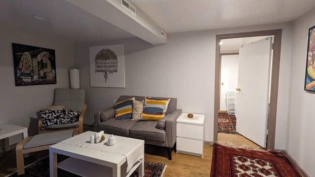 Building Photo - 273 E 34th St Rental