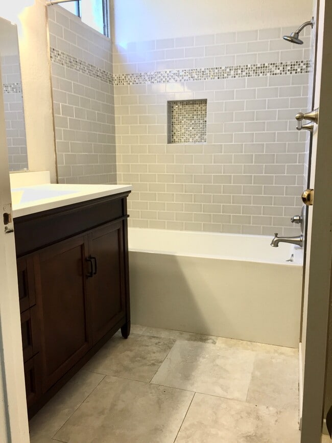 Master Bath - 1440 Veteran Ave Unit 319