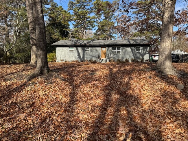 Building Photo - Cute, Renovated, 3BR/2BA Ranch.  Large Fully Fenced Backyard