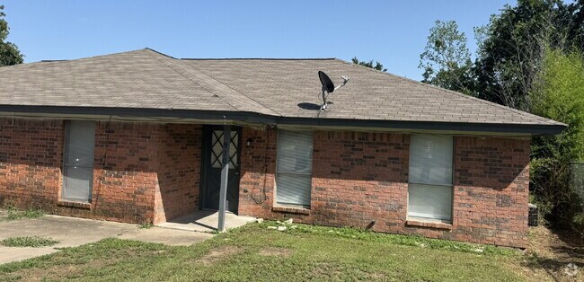 Building Photo - Two bedroom 1 bath with great space on qui... Rental