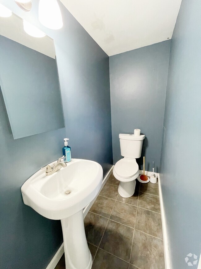 Building Photo - 114 1/2 W Walnut St Rental