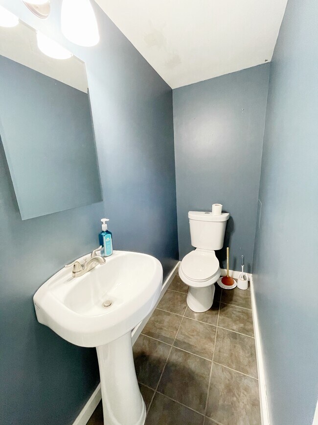 Building Photo - 114 1/2 W Walnut St Rental