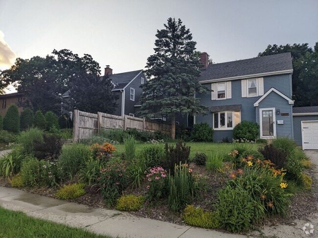 Building Photo - Charming West Side Single Family Home