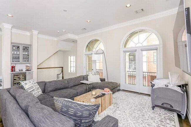 Photo - 5309 Blossom St