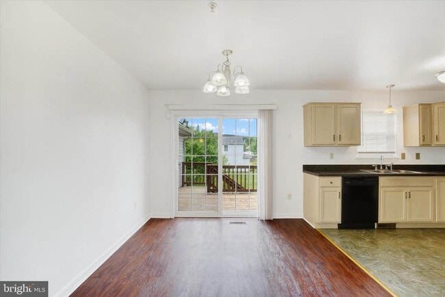 Photo - 655 Fisher Dr