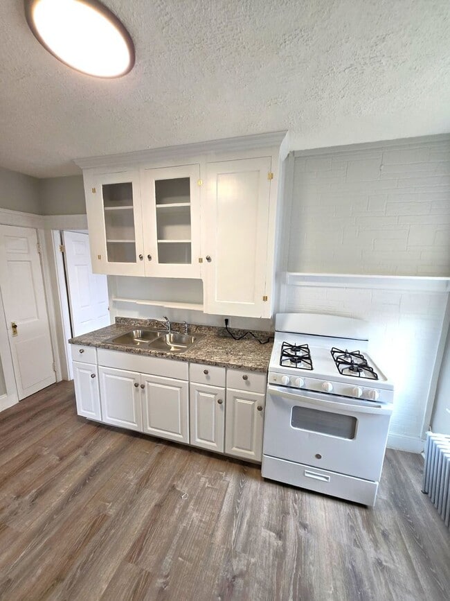 161 Montgomery St Unit 8