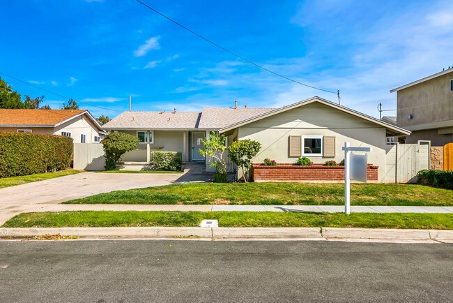 Building Photo - RARE! Lovely and Spacious Clairemont 4BD/2BA Home on Tecolote Canyon! - $5,195/mo!