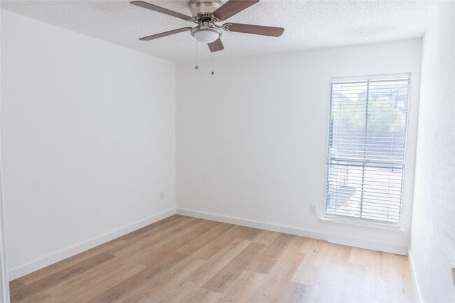 Building Photo - 3919 Fairmont Pkwy Unit 129 Rental