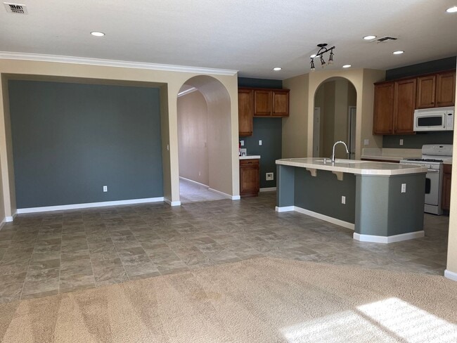 Photo - Large, Clean, Neat 3 Bedroom, 2 Bathroom 1900 sqft. Anatolia Home for Lease.