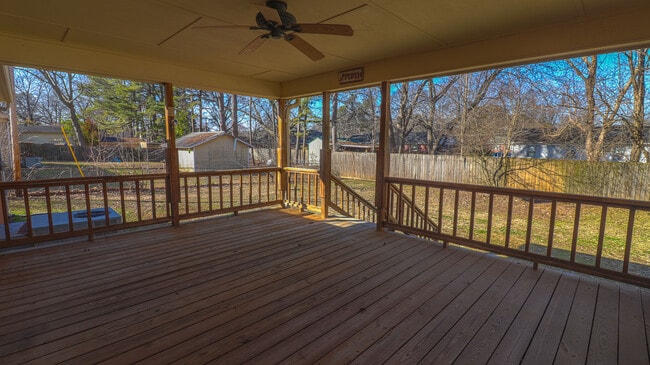 Photo - 725 Carlton St