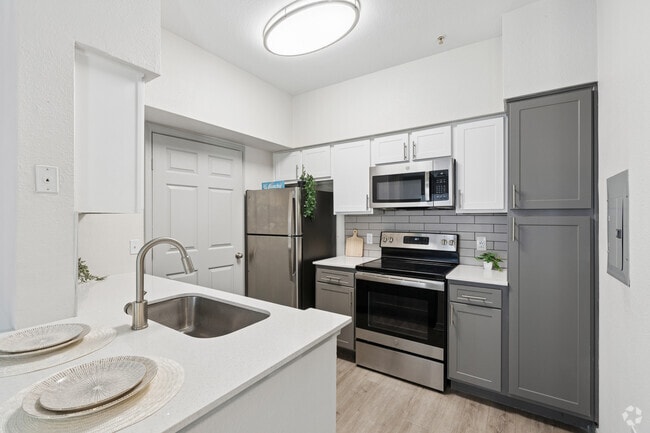 1BR, 1BA - 632SF - Kitchen