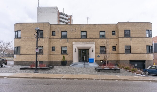 Building Photo - 8-8 Wellington St W Unit 4