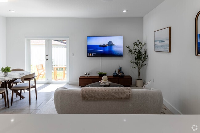 3 BR, 2.5 BA - 1,348SF