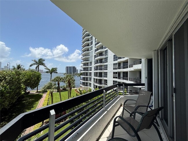 Photo - 3600 Mystic Pointe Dr Unidad 414