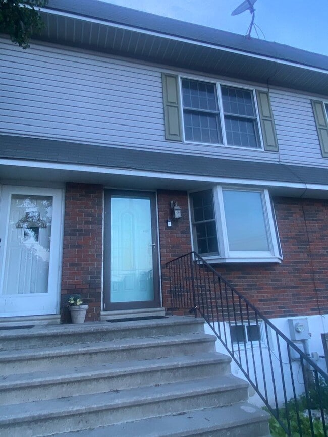 Building Photo - Beautiful 4 Bed, 3 Bath Ready For Rent!