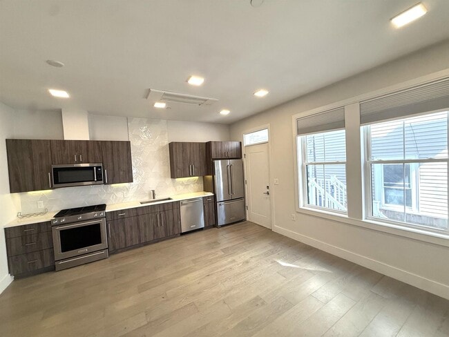 Building Photo - 24 Rush St Unit E