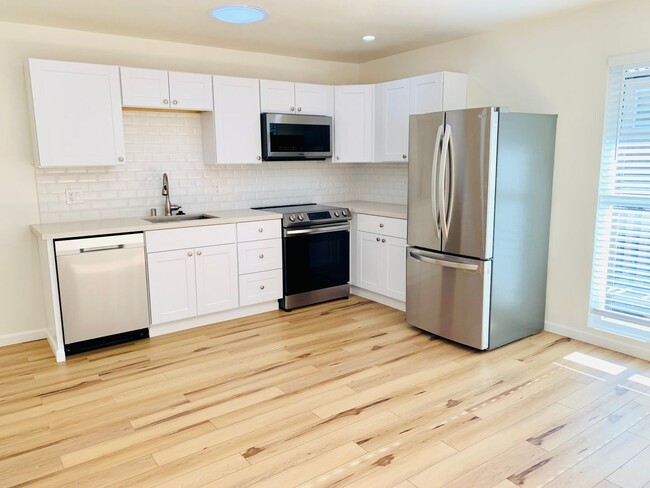 LIVE NEAR THE BEACH & MISSION BAY! 1BD/1BA... - LIVE NEAR THE BEACH & MISSION BAY! 1BD/1BA... Apartment Unit 1767 Grand Avenue #2