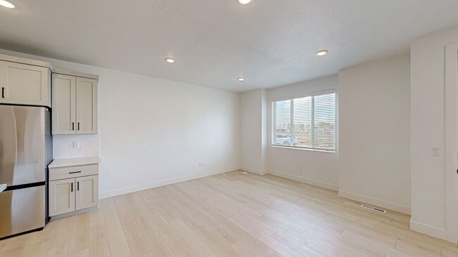 Photo - Stunning End Unit Townhome in Sunrise Ranch - Mapleton