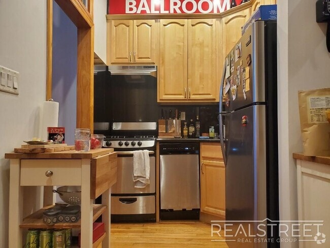 Building Photo - Stunning 2BR apartment with Private Terran... Unit 3