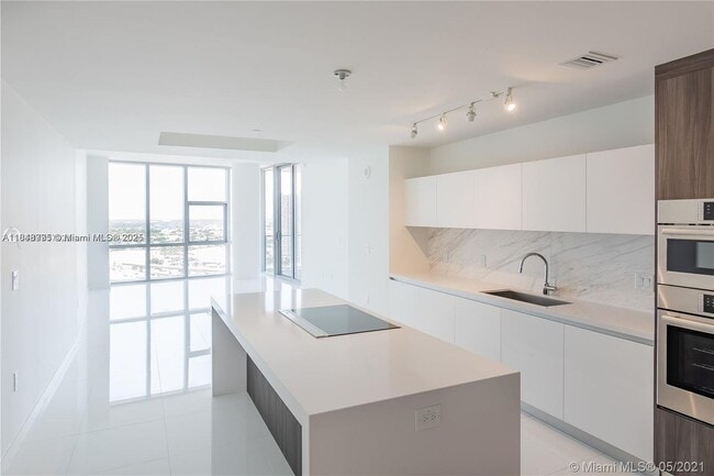 Building Photo - 851 NE 1st Ave