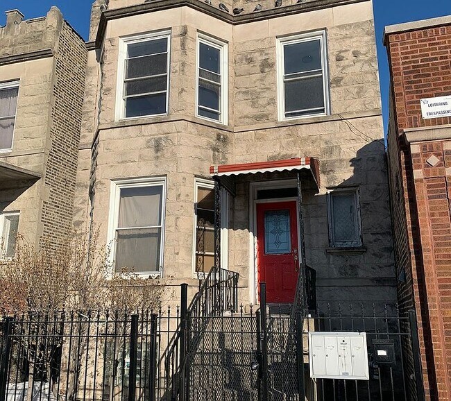 Photo - 4736 W Armitage Ave Unidad #1