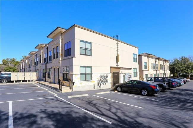 Building Photo - 711 W 32nd St Unit 111