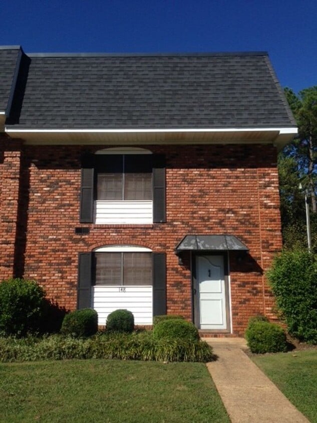 Cozy 3 Bed 2.5 Bath Available Now! - Cozy 3 Bed 2.5 Bath Available Now!